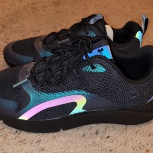 Women's Under Armour athletic shoes..Only worn a few times, but still in EUC!!..